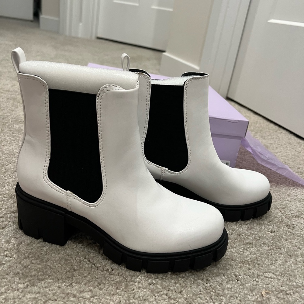 NWT White Madden Girl Tessa Boot